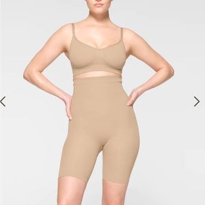 NWOT Skims Seamless Sculpt HIGH-WAISTED ABOVE THE KNEE SHORT - M